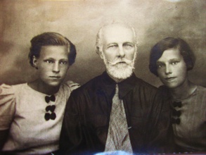 Отец Леонид с внучками Галиной и Кирой