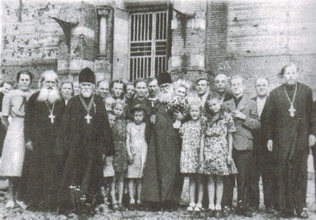 Прот. Иоанн Стратанович (второй слева) с прихожанами. Нарва, 1950-е. <br> Ист.: Священники — кавалеры ... С. 450