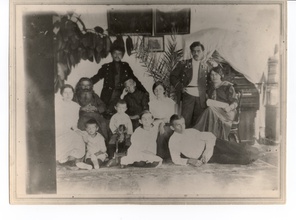 Семья свящ. Александра Волковского. Ок. 1914 (из семейного архива <i>О. В. Волковской</i>)