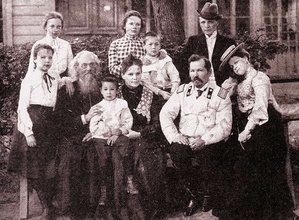 Семья управляющего Колыванской шлифовальной фабрикой П. Ивачёва (сидит справа). Слева сидит, предположительно, протоиерей Аполлон Лашков. Колывань, 1903 г. <br> Опубл.: https://kurya.ru/?id_razd=584#prettyPhoto[]/31/