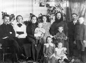 Финляндия, о-в Манчинсаари (слева направо): Дмитрий Дмитриевич, его жена Мария Георгиевна (урожд. Стрельникова), Анна Ивановна Стрельникова, у нее на коленях внук Костя Шмарин, Клавдия Георгиевна (жена священника Петра Шмарина), священник Петр Шмарин, его сын Павел (стоит перед ним), Николай Георгиевич Стрельников, Коля Шмарин, на полу сидят Мария (слева) и Клавдия Шмарины<br>Ист.: fond.ru