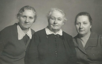 Дочери священника Михаила Дмитрова. Слева направо: Анастасия Писарева, Клавдия Буянкова и Антонина Соловьева