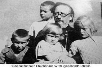 Протоиерей Валентин Руденко с внуками. 1937. Ист.: Белогвардейцы