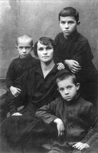 Мария Охотина с детьми. <br>Ист.: Жизненный путь священника Евгения Охотина С. 136