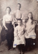 Дети отца Геннадия, слева направо: Агния, Петр, Фаина, Ольга (в центре). 1913