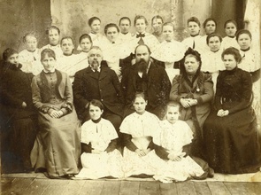 В верхнем ряду шестая слева — Надежда Беляева, ученица Белозерской женской прогимназии. Белозерск, 8.3.1901