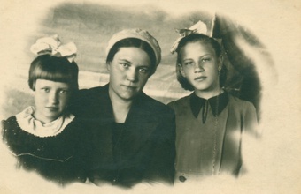 Екатерина Павловна Беляева с дочерьми Верой (слева) и Марией (справа). Белозерск, 1946