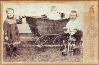 Дети отца Александра: Иван, Мария и Александра. Ок. 1903 (из семейного архива <i>О. В. Волковской</i>)