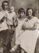 Дочь Нина (справа) с детьми Зинаидой, Борисом и супругом Серафимом Алексеевичем