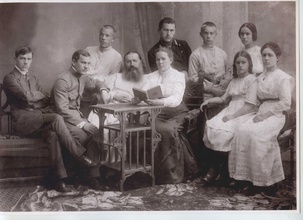 Семья Серебровских. Слева направо: Павел, Борис, Глеб, отец Владимир и Анна Феофановна, Николай, Юлий, Лидия, Нина, Ольга