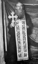 Отец Петр Чесноков с крестом.<br>Ист.: «Любовь, любовь, любовь – все, чем должен дышать пастырь!» ...