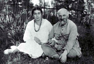 Екатерина Павловна Васильчикова (в замужестве Егорова) и Юрий Александрович Олсуфьев, деревня Мешаловка. 1932 г.  <br>Ист.: sinodik.ru