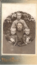 Священник Петр Булгаков с детьми