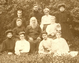 На фото в первом ряду (сидит) третья слева Александра Николаевна — внучка Павла Николаевича