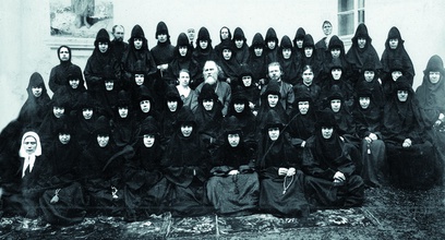 Священники Михаил Виноградов (в центре) и Димитрий Розанов с насельницами Зосимовой пустыни