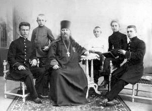 Владимир Троицкий (крайний слева) с отцом, братьями и сестрами. 1900-е (martyr-spb.ru)