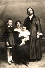 Отец Иоанн с супругой и дочерьми — Марией и приемной Ольгой. 1926 или 1927. Из семейного архива Елены Жуковой