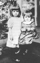 Мария (стоит) и Лидия, дочери свящ. Николая Соколова.<br>Ист.: Труд иконописца