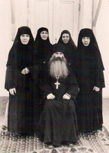 Отец Нифонт (Андрусевич) с монахинями<br>Ист.: Схиигумен Парфений (Андрусевич) ... С. 67