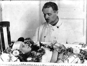 Отец Александр на похоронах своей дочери Веры в Томске. 25.08.1929. Ист.: Матери 20-го века