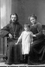 Священник Сергий Руфицкий с женой и старшей дочерью<br>Ист.: Новомученики, исповедники ...