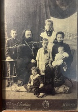 Протоиерей Сергей Алякринский с женой и детьми: Анной, Андреем, Ольгой, Александрой (сидит на полу) и Верой<br><i>Фотографии предоставлены Ноной Валентиновной Капустиной, родственницей протоиерея Сергия Алякринского</i>