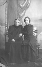 Феланида Васильевна и Мария Дмитриевна — супруга и дочь священника Димитрия Гумилевского