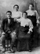 Федор Васильевич Неказаков с супругой Марией Петровной и сестрами Варварой (стоит слева) и Ольгой (стоит справа)
