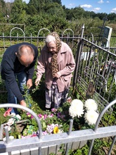Нина Васильевна Моржова и Павел Преображенский, правнук отца Иоанна, на могилке священника