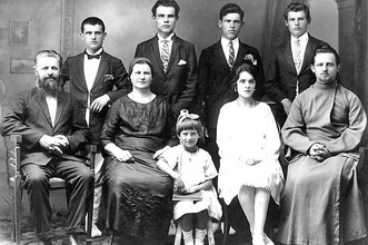 Семья Задорожных. Петр — второй слева в верхнем ряду <br> Ист.: Дар Божий