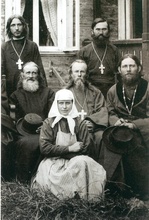Протоиерей Феодор Кубли (в центре) среди духовенства и прихожан<br>Ист.: Воспоминания о последнем настоятеле ...