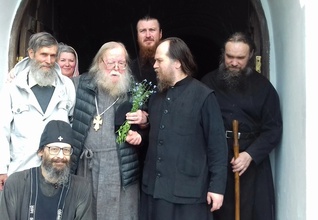 Групповое фото с батюшкой Иоанном Мироновым<br>Ист.: Отец Иоанн (Миронов) ...