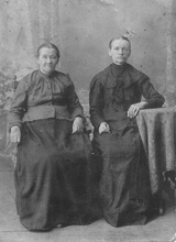 Клавдия Кубасова (справа) и Пульхерия Соколова — дочери диакона Леонтия Попова. 1910. <br> Фотография из семейного архива Натальи Ромодиной