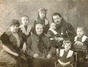 Младший сын
Тихомировых, Иван Алексеевич, с матерью Александрой Васильевной (в центре), своей женой
 Анной Васильевной и детьми
