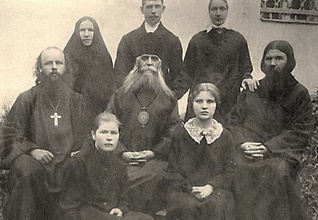 Сидят (слева направо): свящ. Алексий Успенский, Евдокия Капитонова, еп. Макарий, Вера (приемная дочь Покровских), протодиакон Иоанн Покровский. Стоят: мон. Кирилл, свящ. Василий Козлов, Мария Покровская. Между 1928–1931.<br>Ист.: За святую правду любви и братства ...