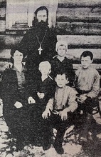 Свяшенник Василий Борисов с семьей. Ок. 1925<br>Ист.: Священномученики Борисовы : Рассказы о старом Новгородском духовенстве ...