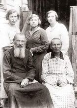 Протоиерей Феодор Соколов с супругой и дочерьми<br>Ист.: Последний настоятель ...