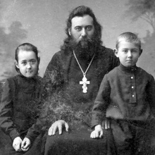 Протоиерей Иоанн с детьми. Ист.: Священник Алабовский  ... С. 41
