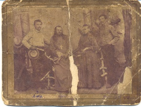 Семья Воиновых. В центре отец, священник Андрей Воинов, рядом мать, Мария Григорьевна, слева — Виталий, справа — Рудольф