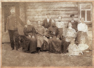 Семья Косинских. Иоанн Косинский стоит в центре. Сидят: в центре — отец Владимир, рядом с ним — его брат, священник Александр Косинский с женой, Евдокия Федоровна держит на руках маленькую Ольгу, внизу сидят дочери Анна и Клавдия. В форме стоит Дмитрий Косинский. Крайний слева — Александр Косинский, сын священника Александра Косинского. 1906<br><i>Фотографии из семейного архива предоставлены Борисом Шлеенковым, правнуком протоиерея Владимира Косинского</i>