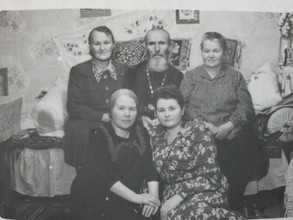 Отец Иоанн Шастов с супругой Агафьей Ивановной (справа) и дочерьми.<br>Ист.: личный архив Р. М. Востриковой