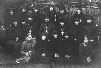 Епископ Игнатий и иеромонах Георгий (слева от него) с белёвскими монахинями<br>Ист.: fond.ru