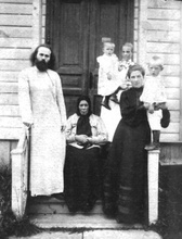 Священник Иоанн Виноградов, его супруга Мария Федоровна (справа), их дети Серафим и Наталья.<br>Ист.: sinodik.ru