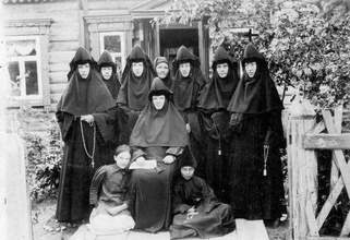 Монахини Акатовского монастыря, крайняя справа Анастасия Махонина <br>
Ист.: Новомученики, исповедники, за Христа пострадавшие ...
