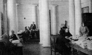 В книжной палате. 1920-е гг. И. М. Картавцов за столом справа <br>
Ист.: За Христа пострадавшие. Кн. 8, т. 1. С. 238