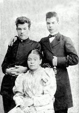 Николай Дмитров (справа) с матерью и старшим братом Владимиром.<br>Ист.: Новомученики, исповедники ...