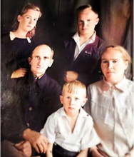 Семья священника Александра Соколова (cлева).<br>Ист.: Он жил с верой