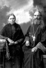 Священник Александр Цицеронов с супругой. Не ранее 1913 (фото из семейного архива праправнука В. Парахина)