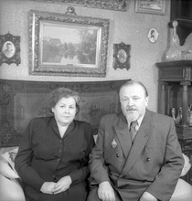 Протоиерей Николай Ломакин с женой. Фото Евгений Халдей, 1954 г. Ист.: Протоиерей Николай Ломакин с женой