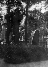 Священник Сергий Мечёв на могиле отца. 1923–1924.<br>Ист.: kuz1.pstbi.ccas.ru